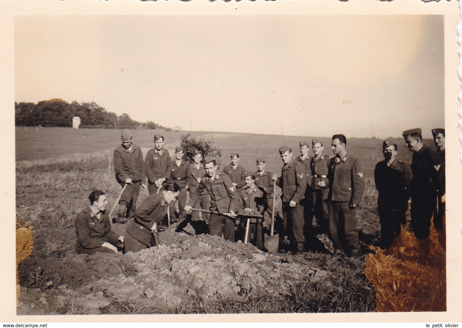 PHOTO ORIGINALE 39 / 45 WW2 WEHRMACHT FRANCE SEDAN 1943 LES SOLDATS ALLEMANDS AU TRAVAIL - Guerra, Militares