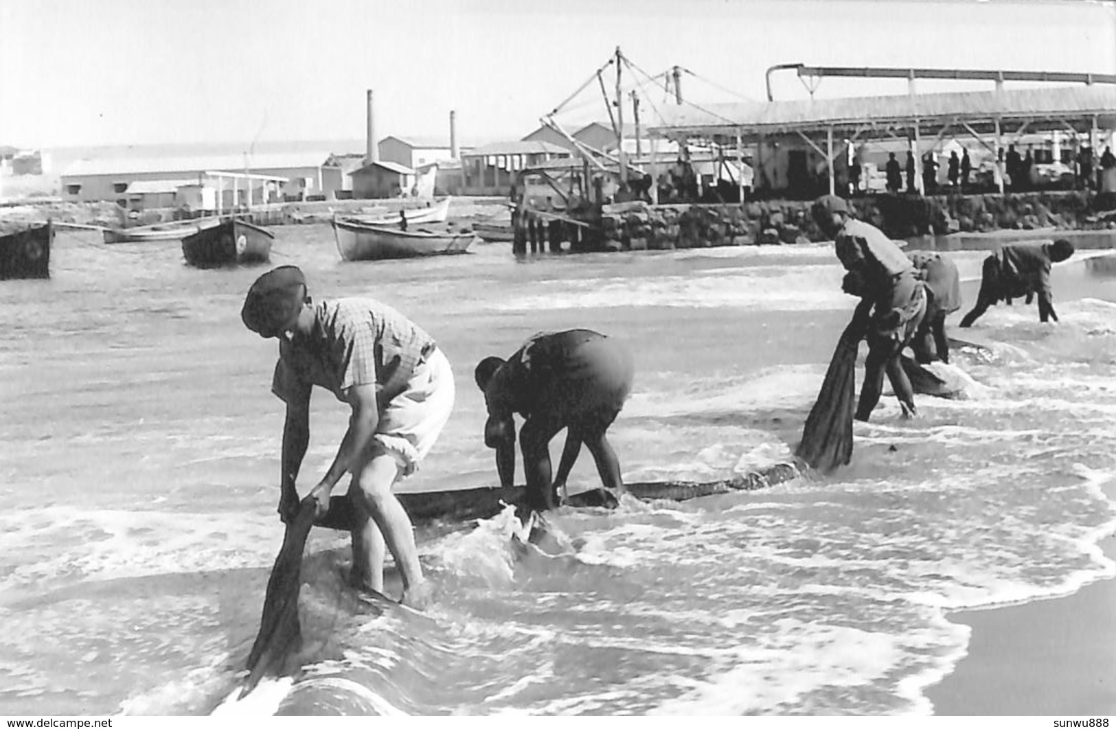 Angola - Washing Fishing Nets - En Lavant Des Filets De Pêche - Angola