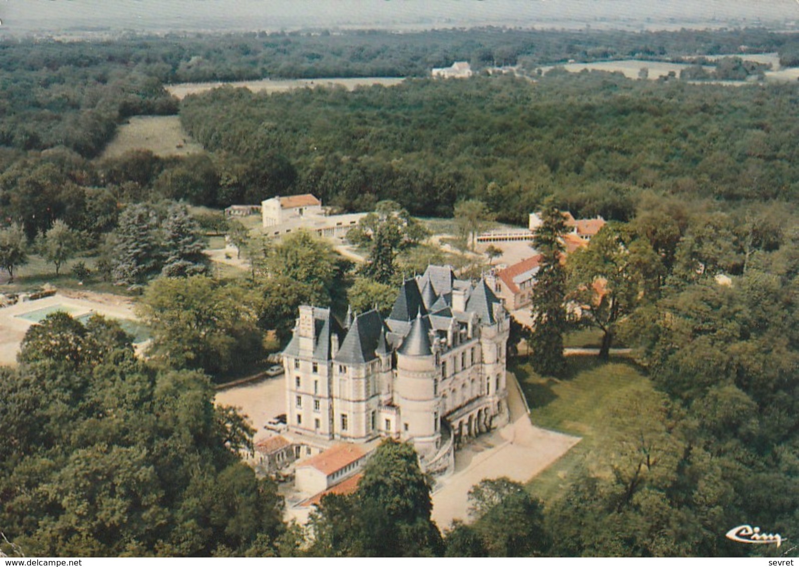 VOUNEUIL-SOUS- BIARD. - Vue Aérienne Du Centre Régional D'EPS. CPM Dentelée RARE - Vouneuil Sous Biard