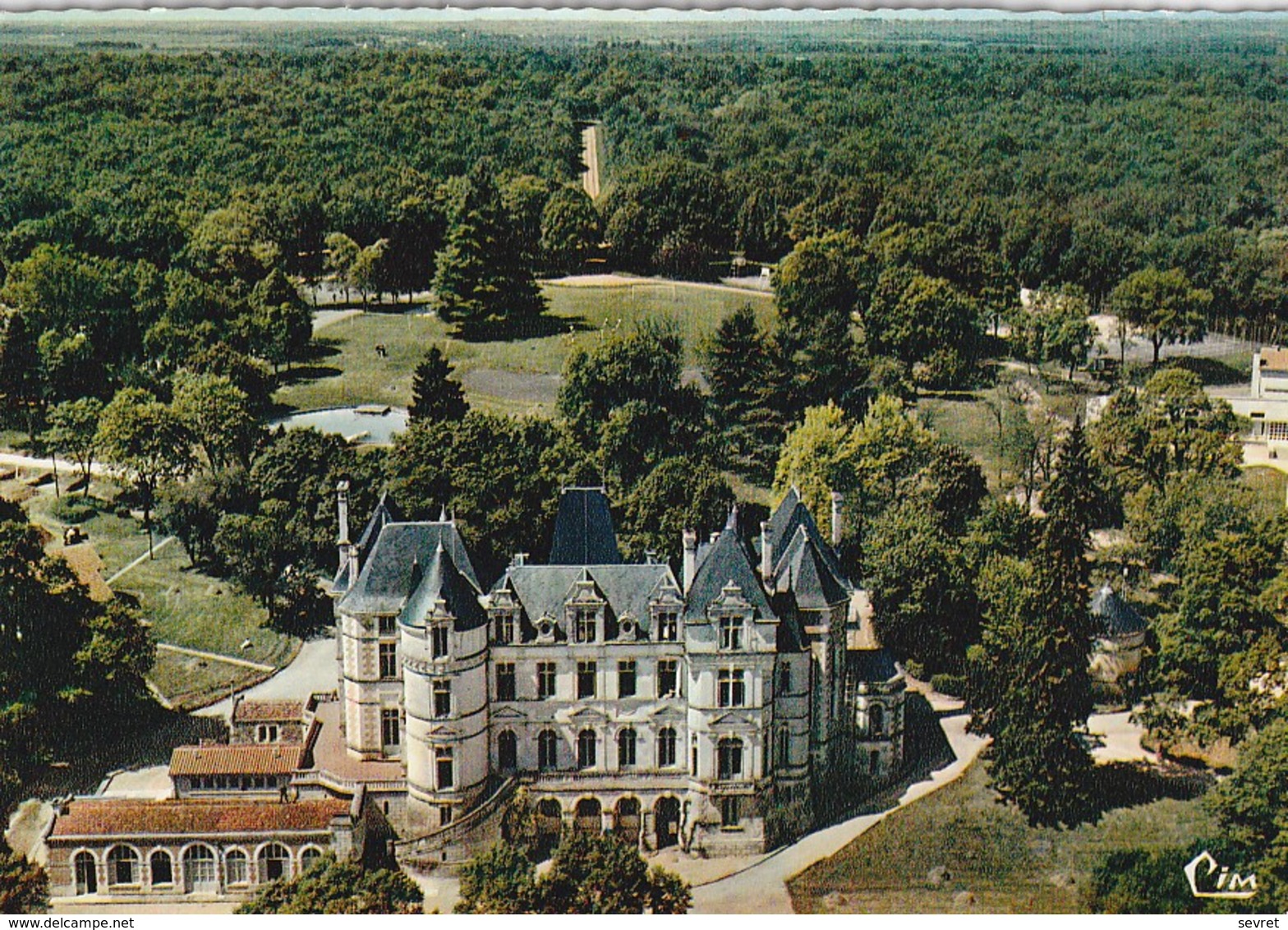 VOUNEUIL-SOUS- BIARD. - Vue Aérienne Du Centre Régional D'EPS. CPM Dentelée - Vouneuil Sous Biard