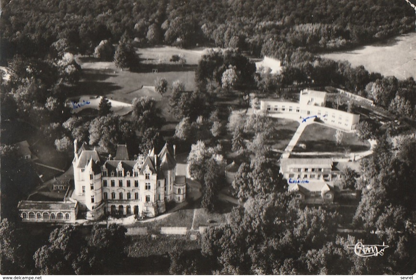 VOUNEUIL-SOUS- BIARD. - Vue Aérienne Du Centre Régional D'EPS. CPM Dentelée - Vouneuil Sous Biard