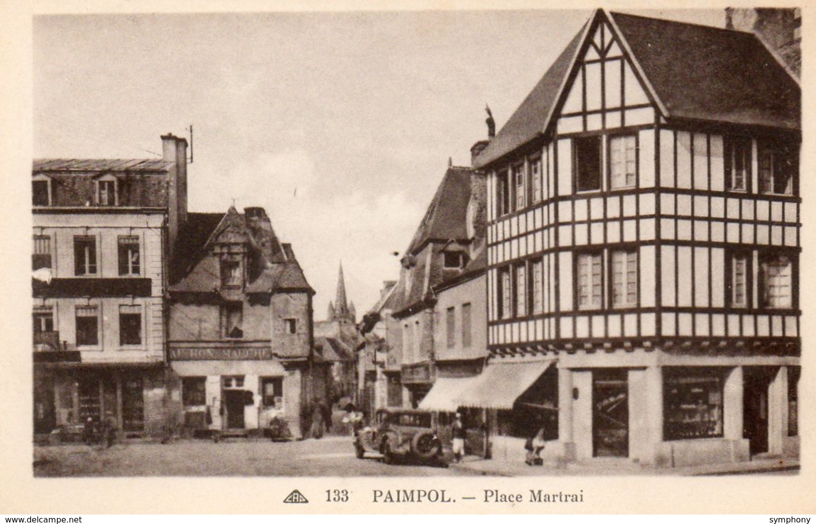 22. CPA. PAIMPOL. Place Martrai, Commerce Au Bon Marché, - Paimpol