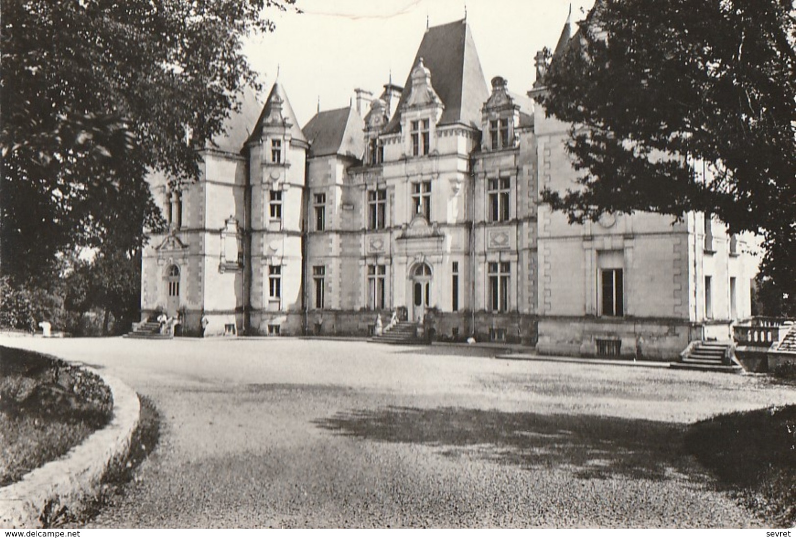 VOUNEUIL-SOUS- BIARD. - Vue Aérienne Du Centre Régional D'EPS. CPM Dentelée - Vouneuil Sous Biard