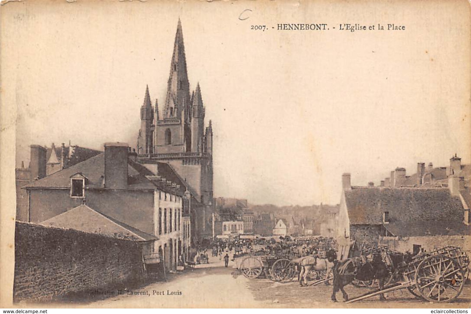 Hennebont            56        L'église Et La Place. Marché     (voir Scan) - Hennebont