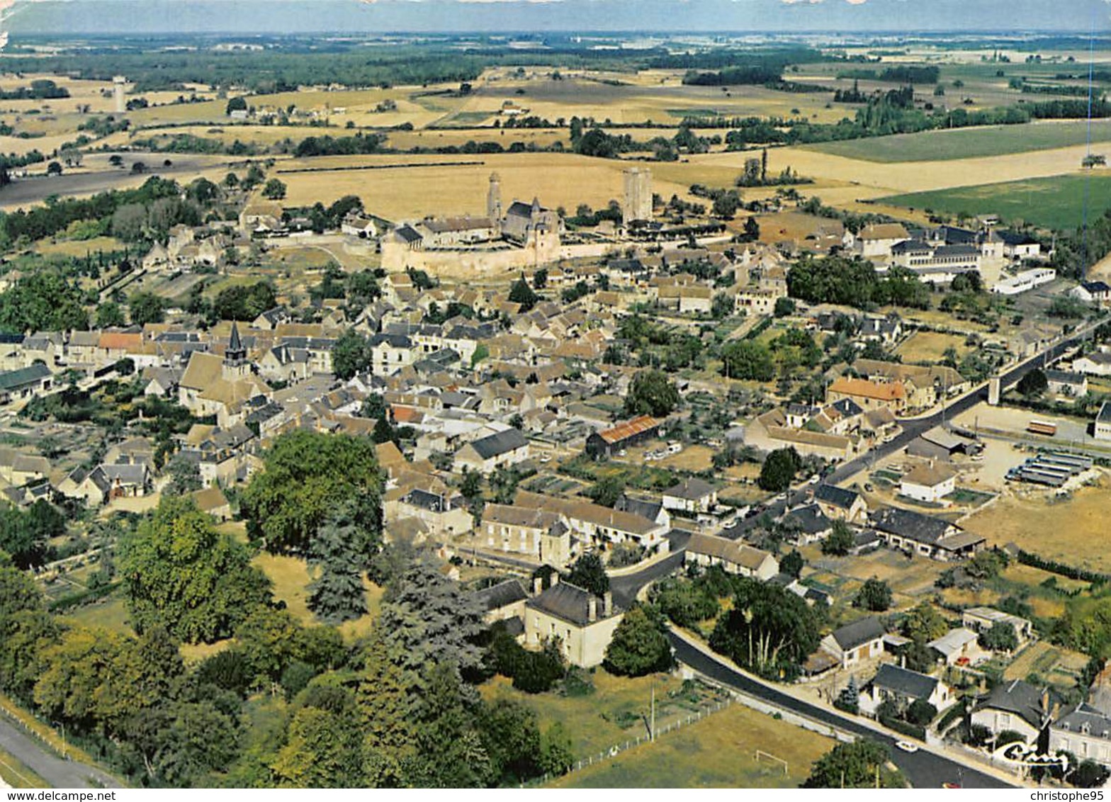 37 .n° 21133 . Le Grand Pressigny . Vue Generale Aerienne  .cpsm .10.5 X 15cm . - Le Grand-Pressigny