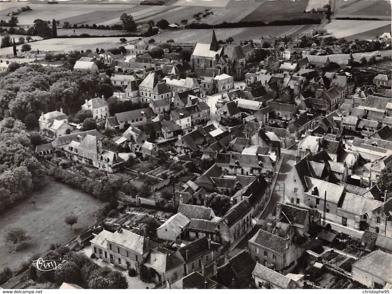 37 .n° 21138 . Neuvy Le Roi . Vue Generale Aerienne  .cpsm .10.5 X 15cm . - Neuvy-le-Roi