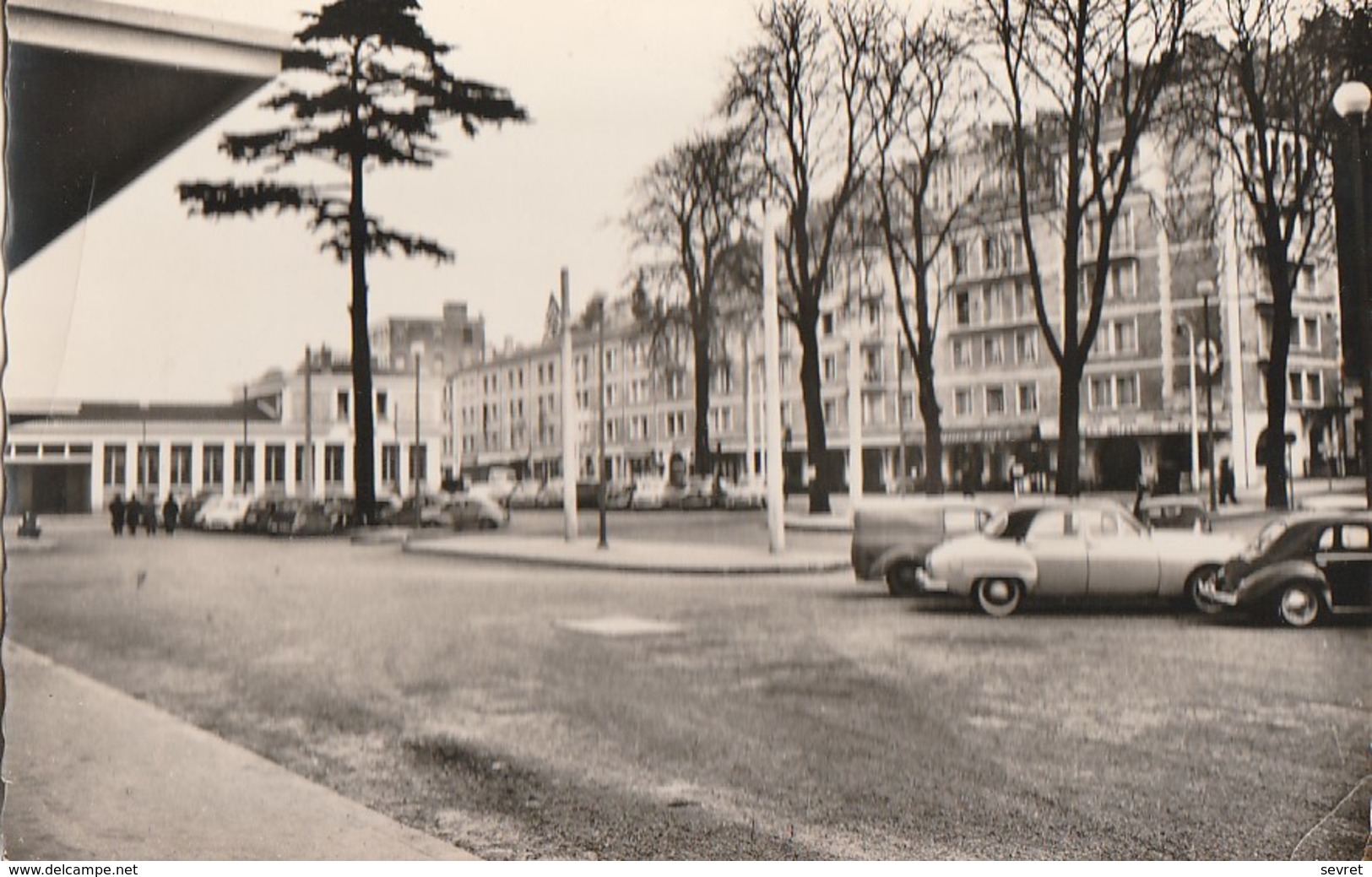 POITIERS. - Les Hôtels Du Boulevard Du Grand Cerf. La Cour  De La Gare. CPM Dentelée - Poitiers