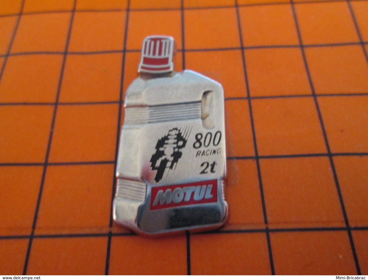 320 Pin's Pins / Belle Qualité Et Rare / THEME CARBURANTS : BIDON D'HUILE POUR MOTOS MOTUL 800 RACING EN LEGER RELIEF - Parfums