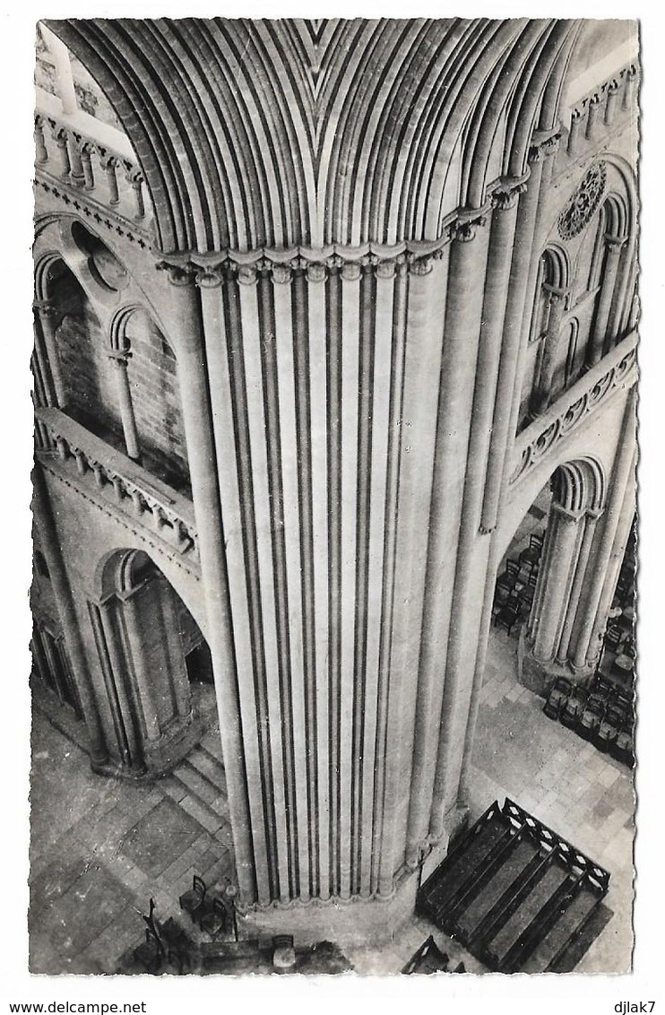 50 Coutances La Cathédrale Colonnade De La Tour Centrale (2 Scans) - Coutances