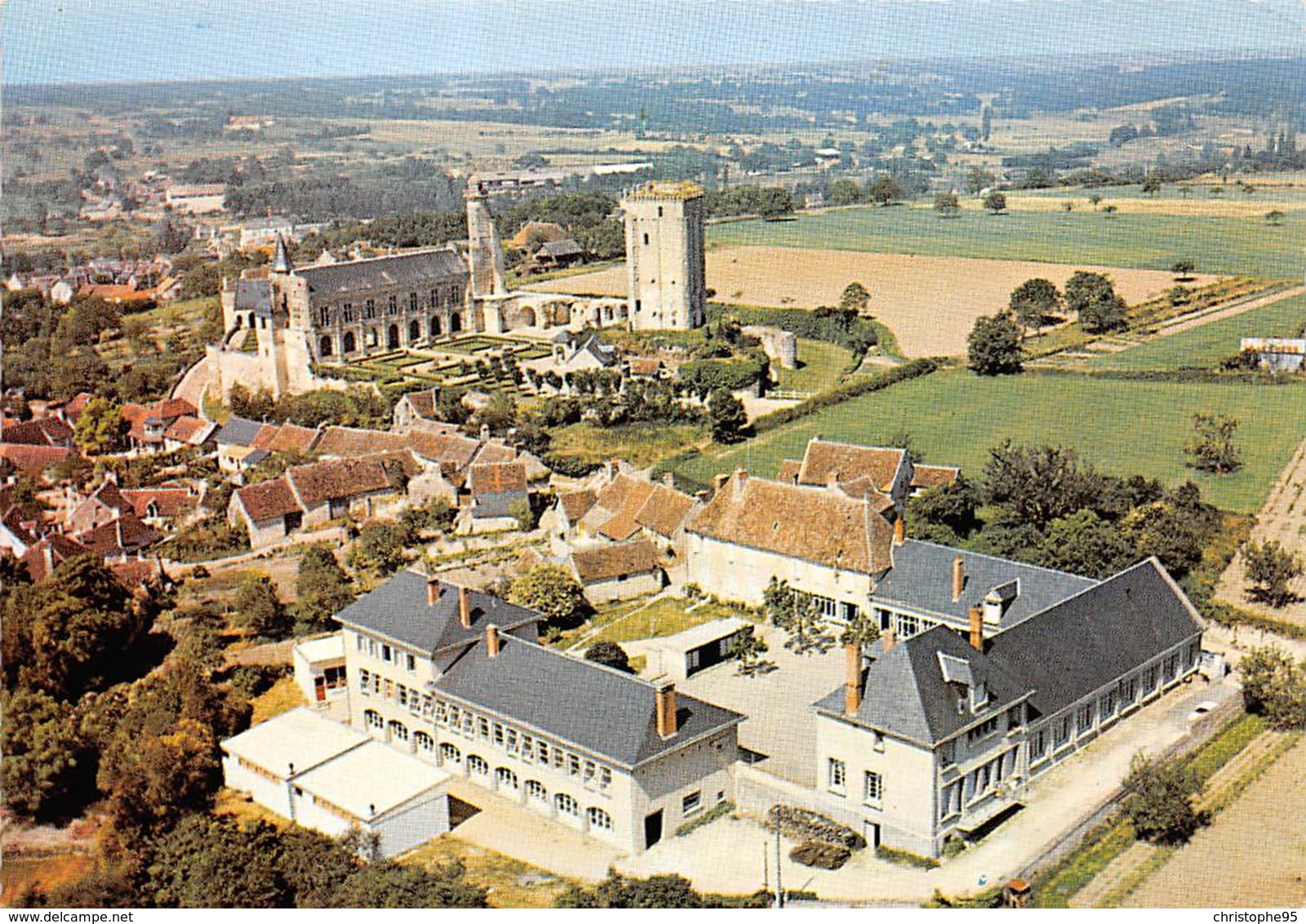 37 .n° 21145 . Le Grand Pressigny  .le Chateau .l Eglise Et L Ecole .vue Generale Aeriennne .cpsm .10.5 X 15cm . - Le Grand-Pressigny