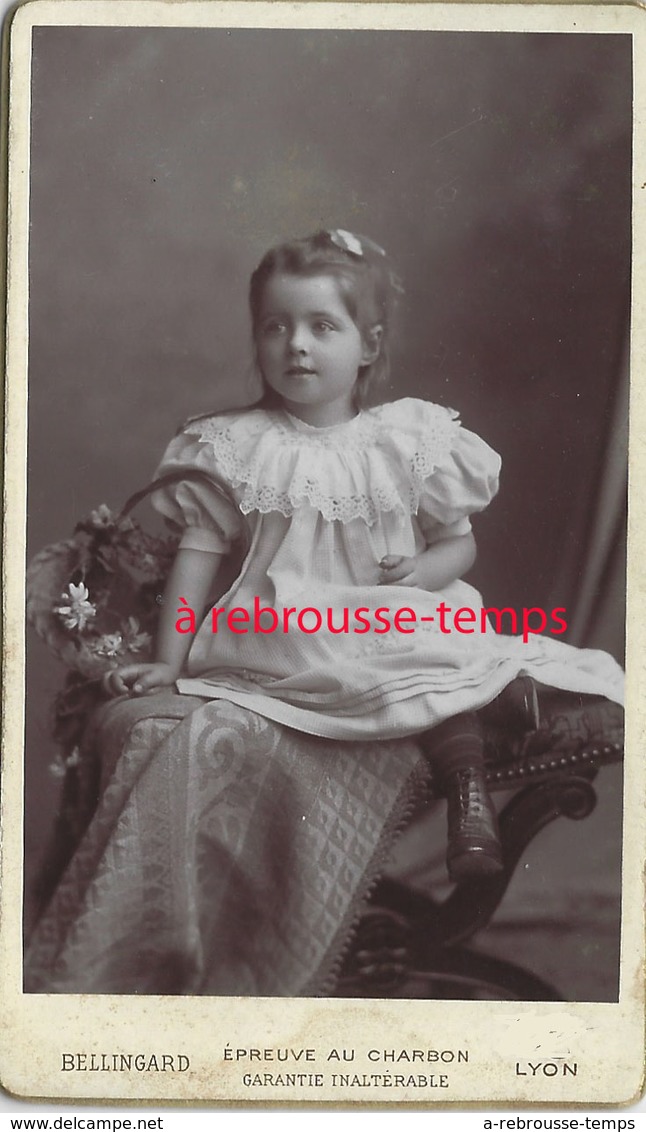 CDV Jolie Petite Fille Avec Panier- Photo Bellingard à Lyon - Anciennes (Av. 1900)