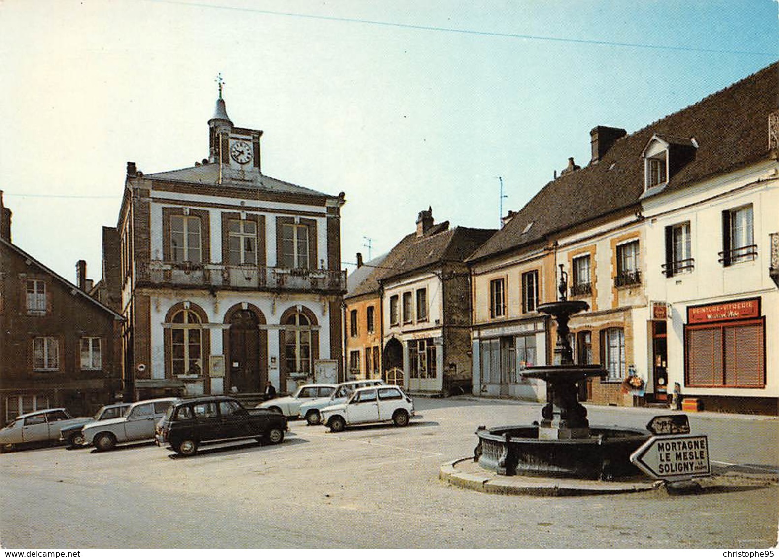 61 .n° 21303 . Moulins La Marche . Voitures .la Mairie . Cpsm .10.5 X 15cm . - Moulins La Marche