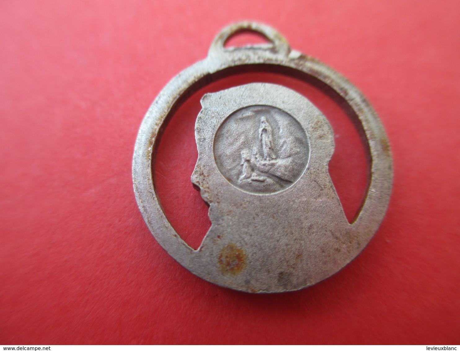 Médaille Religieuse Ancienne/Sainte Bernadette/Grotte De Lourdes/Bronze Nickelé Découpé Et Biseauté / Vers 1920   CAN578 - Religion & Esotérisme