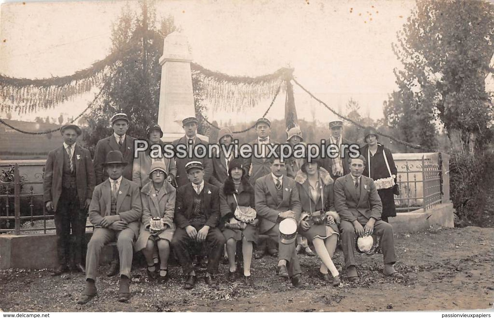 CARTE PHOTO CUZIEU CONSCRITS Devant Le MONUMENT Aux MORTS (Photo Marcellin)  1929 ?  INAUGURATION ? - Non Classificati