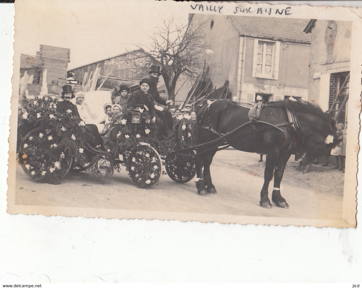 02- Vailly Sur Aisne Carte Photo  Defile Avec Attelage - Autres & Non Classés