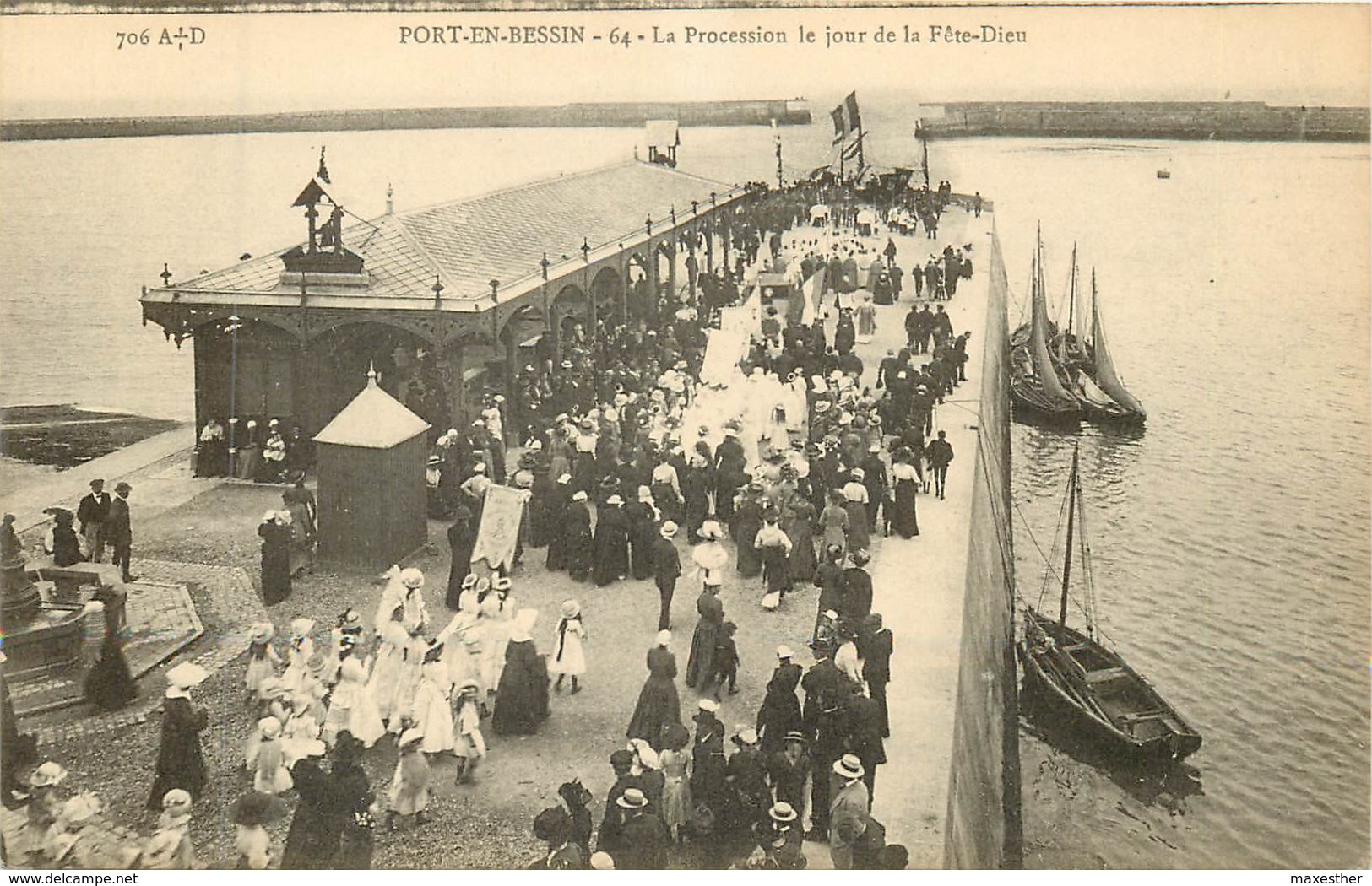 PORT EN BESSIN  La Procession Le Jour De La Fete Dieu - Port-en-Bessin-Huppain