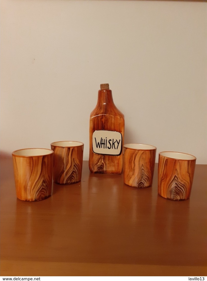 SERVICE A WHISKY DÉCOR FAUX BOIS Signé: R. DELERUE. Céramique de Desvres.