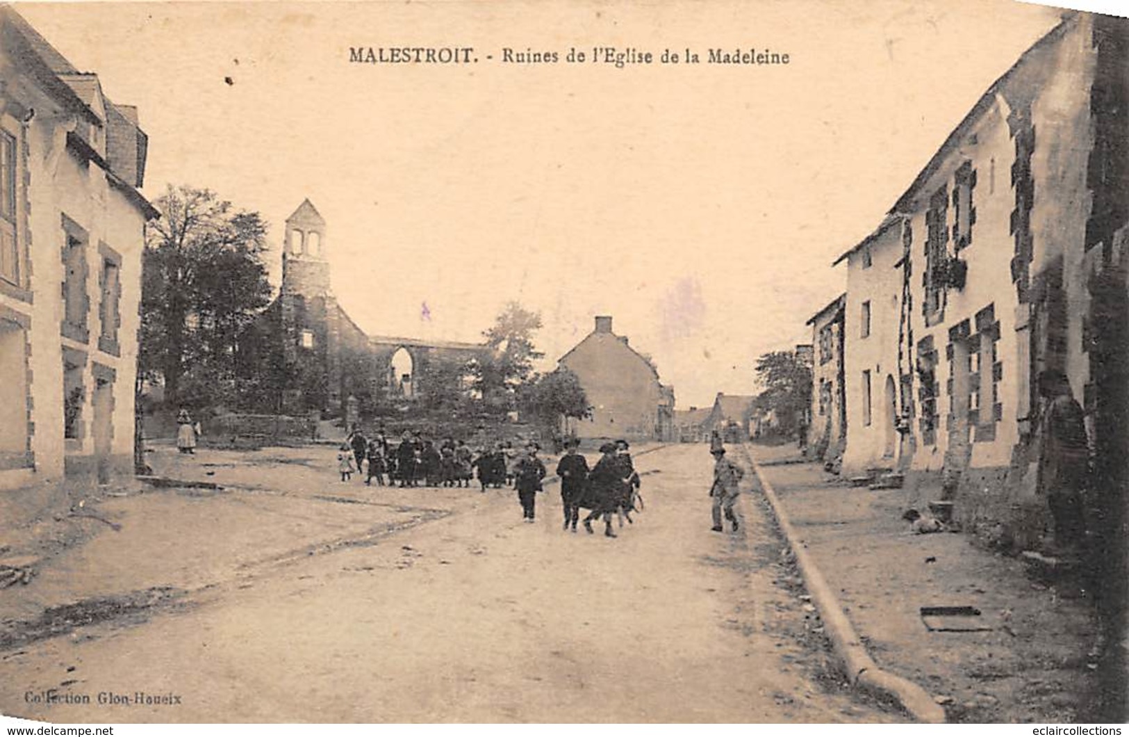 Malestroit      56       Une Rue Et Ruines De L'église De La Madeleine     (voir Scan) - Malestroit