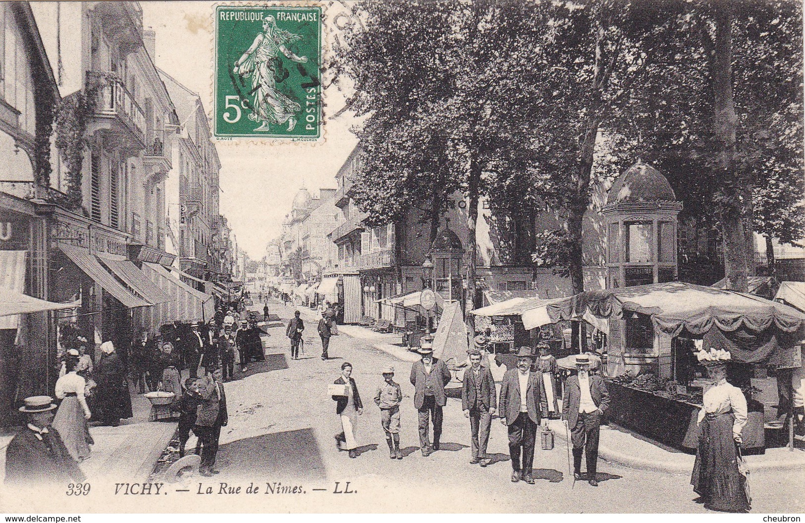 03. VICHY. CPA.  ANIMATION. LA RUE DE NIMES. ANNEE 1908 + TEXTE - Vichy