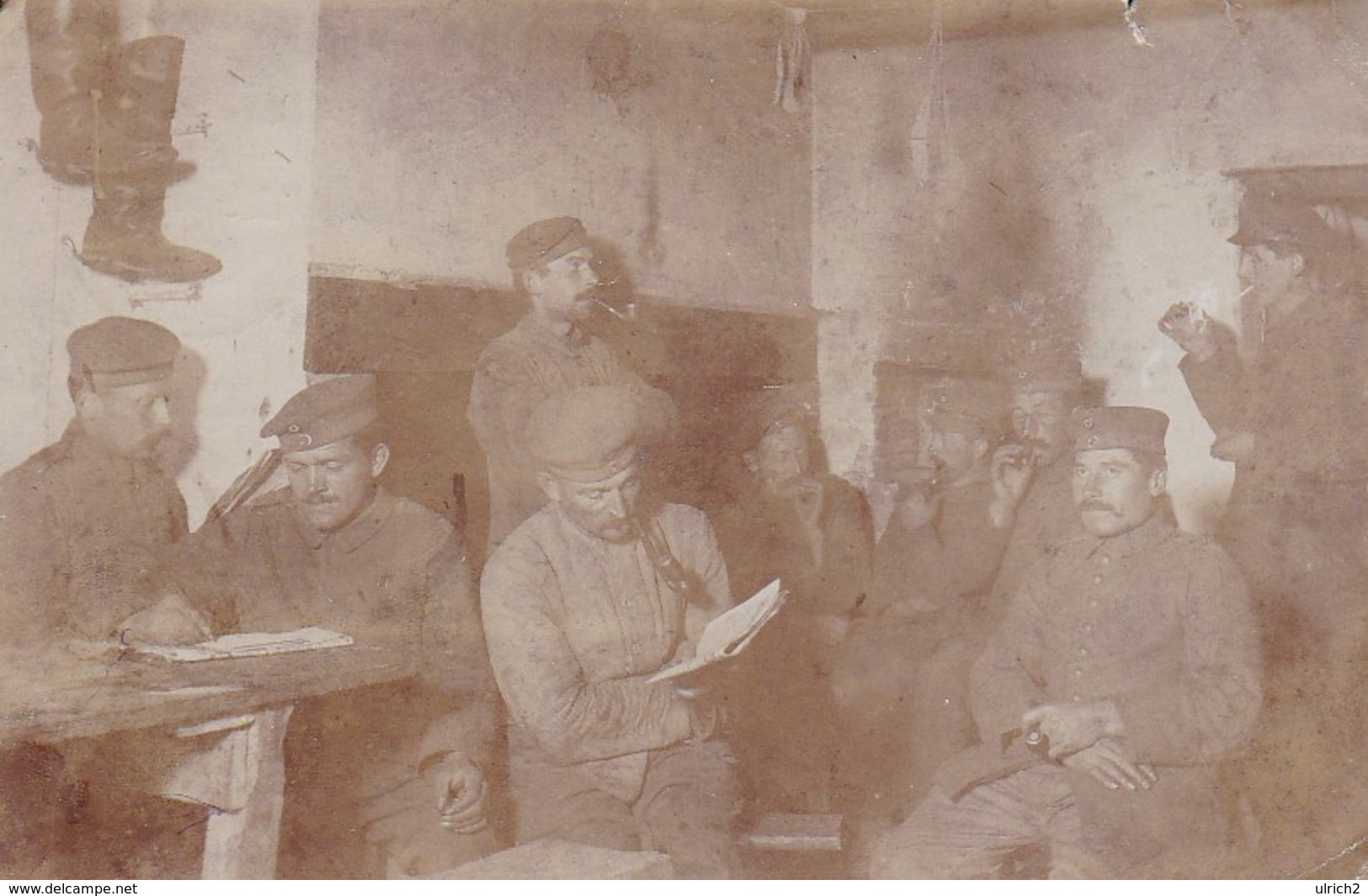 AK Foto Deutsche Soldaten Auf Der Stube - Lesen Rauchen Stiefel - Feldpost Feldlazarett 322 - 1917 (47200) - Guerra 1914-18
