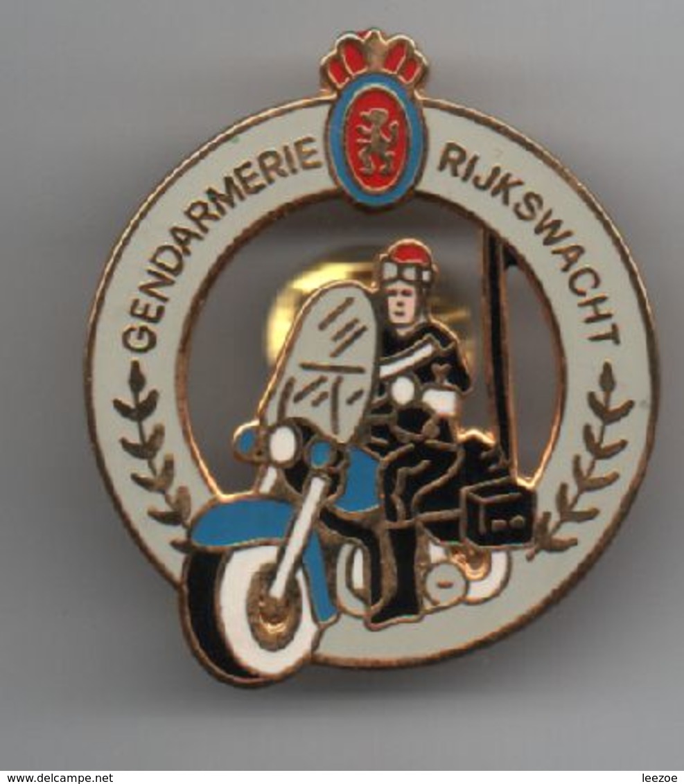 PIN'S Motard Gendarmerie Belge, Rijkswacht, Dos Doré Par La Boite à Pin's....BT15 - Polizia