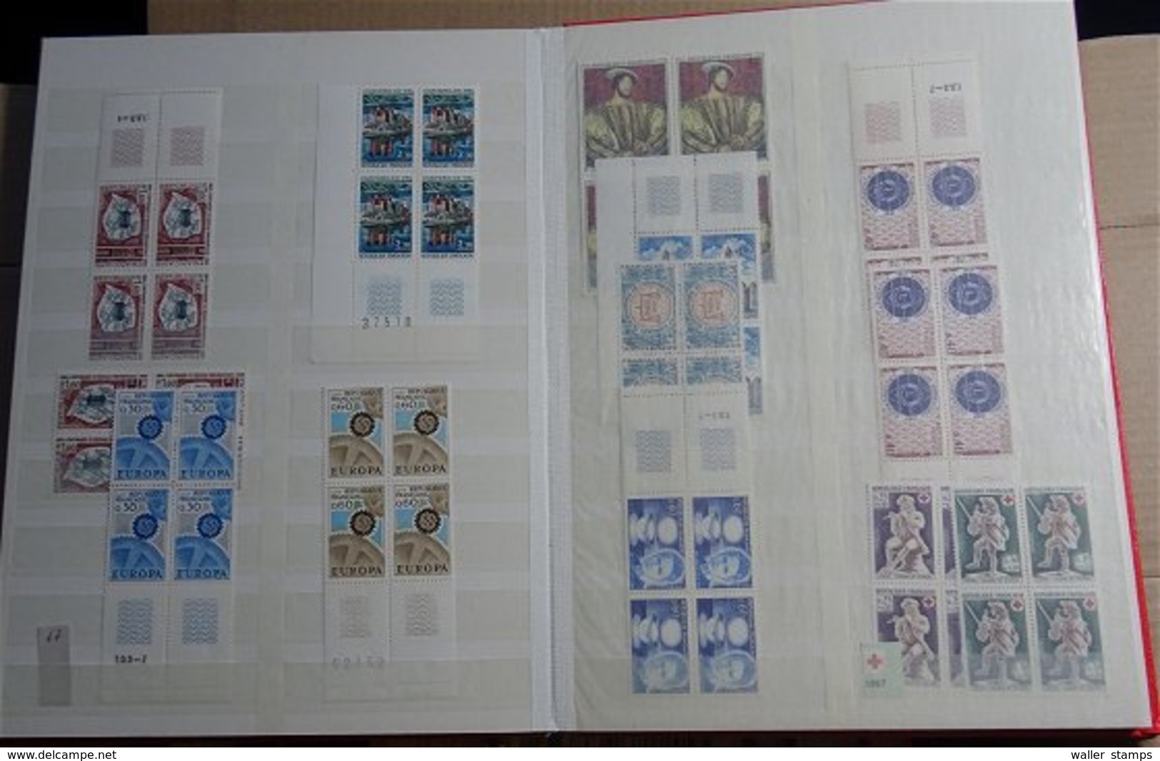 Lot With World Stamps In Albums FREE SCHIPPING IN THE EUROPEAN UNION - Vrac (min 1000 Timbres)