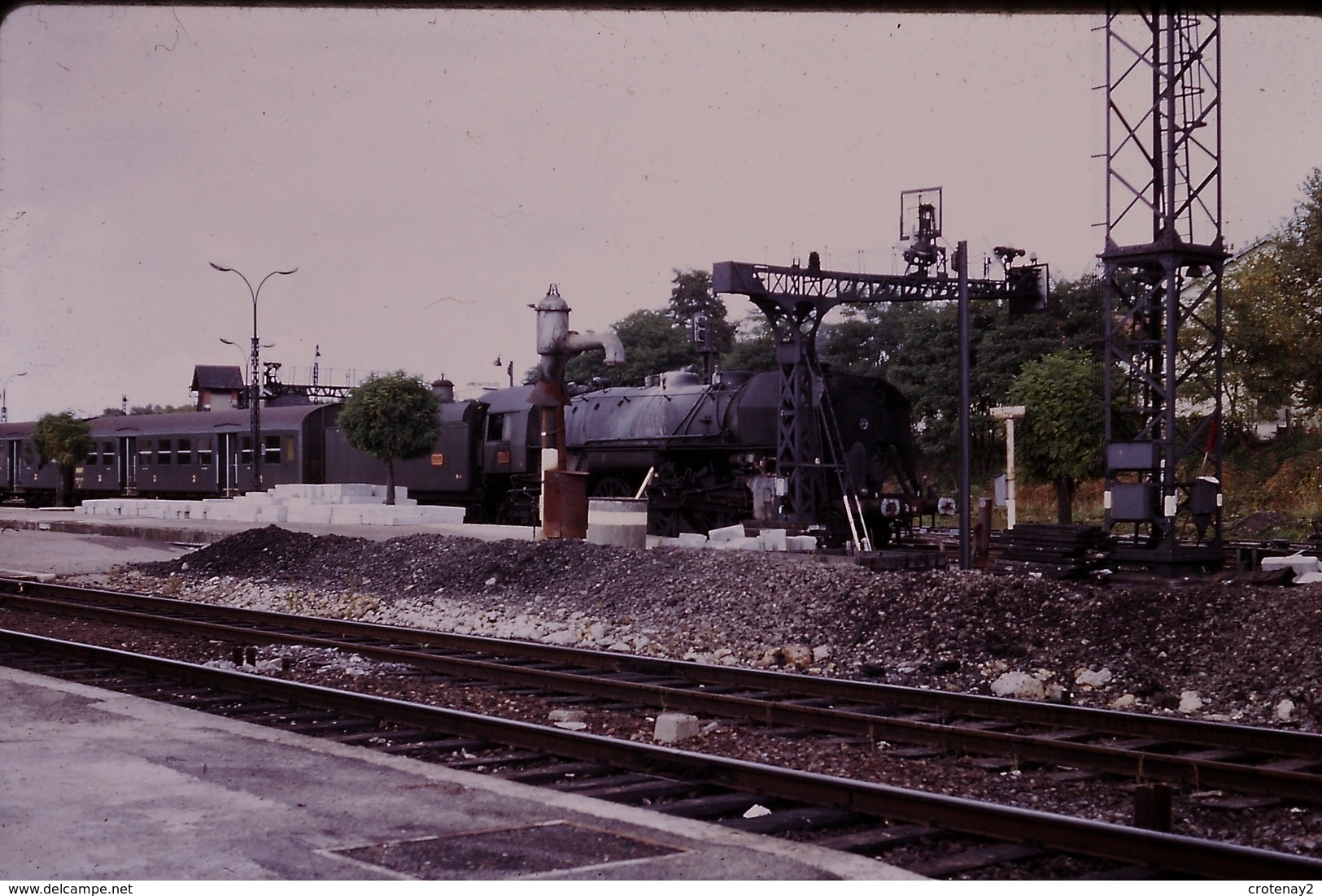 Photo Diapo Diapositive Slide Train Wagon Locomotive à Vapeur 141 R Train Voyageurs à Montargis Le 25/09/1971 VOIR ZOOM - Dias