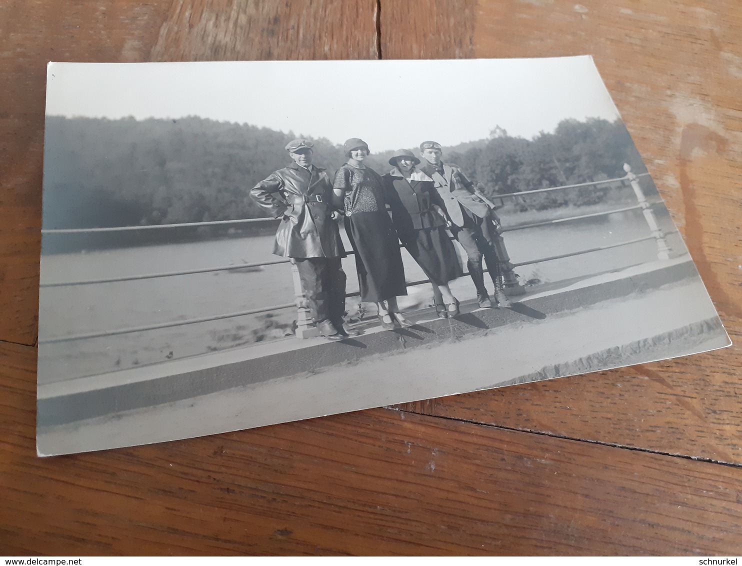 ZWEI COOLE MOTORRADFAHRER (?) MIT IHREN DAMEN -MOTOCYCLISTES  -LAC DE WARFAAZ -SPA -BELGIEN -LA BELGIQUE -23 - Lieux