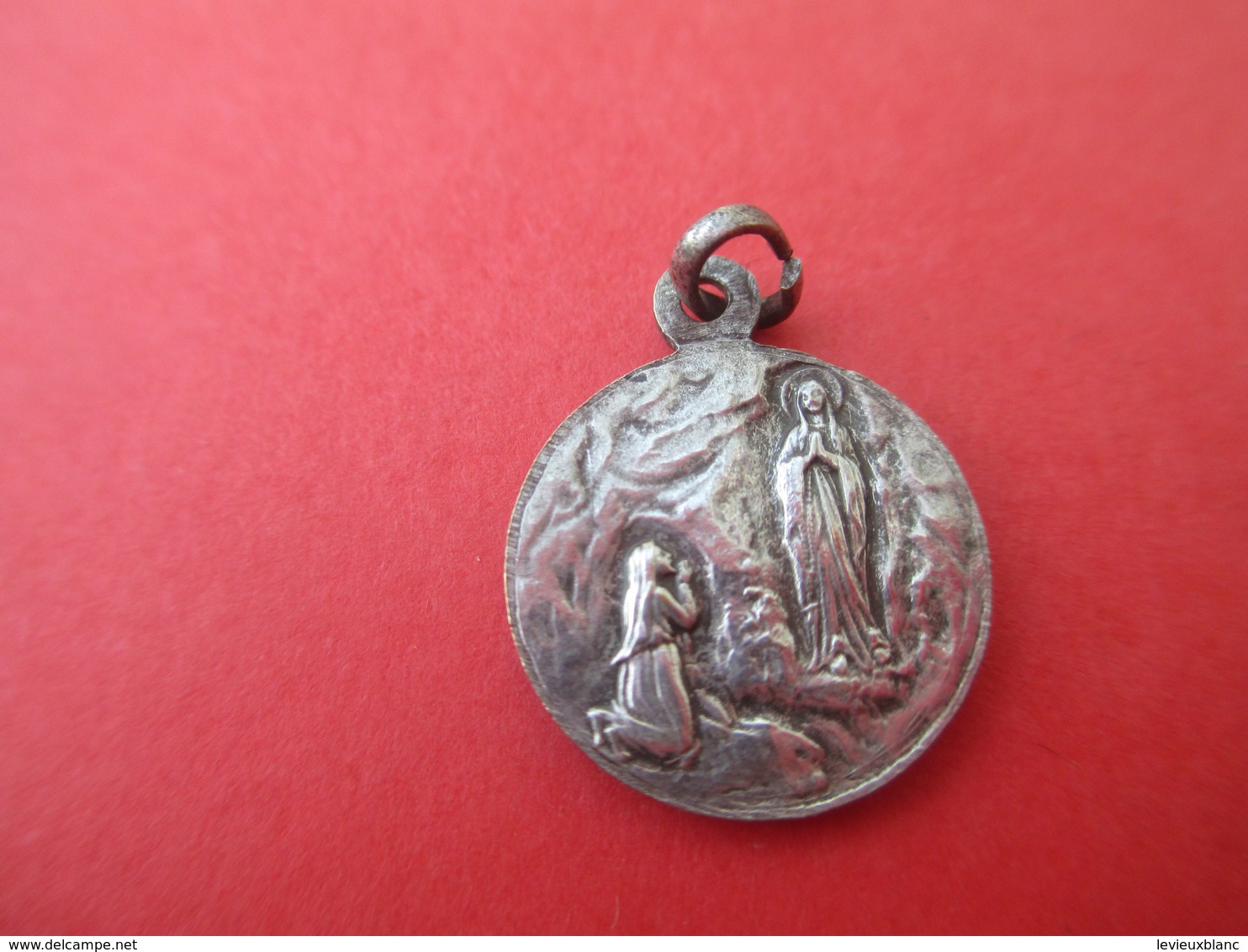 Petite Médaille Religieuse Ancienne/Sainte Bernadette/ Grotte De Lourdes/Début XXéme     CAN583 - Religion & Esotericism