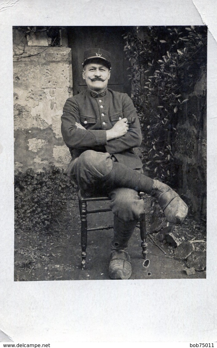 Carte Photo D'un Garde Champêtre Portant Des Sabot Posant Assis A La Campagne En 1916 - Identified Persons