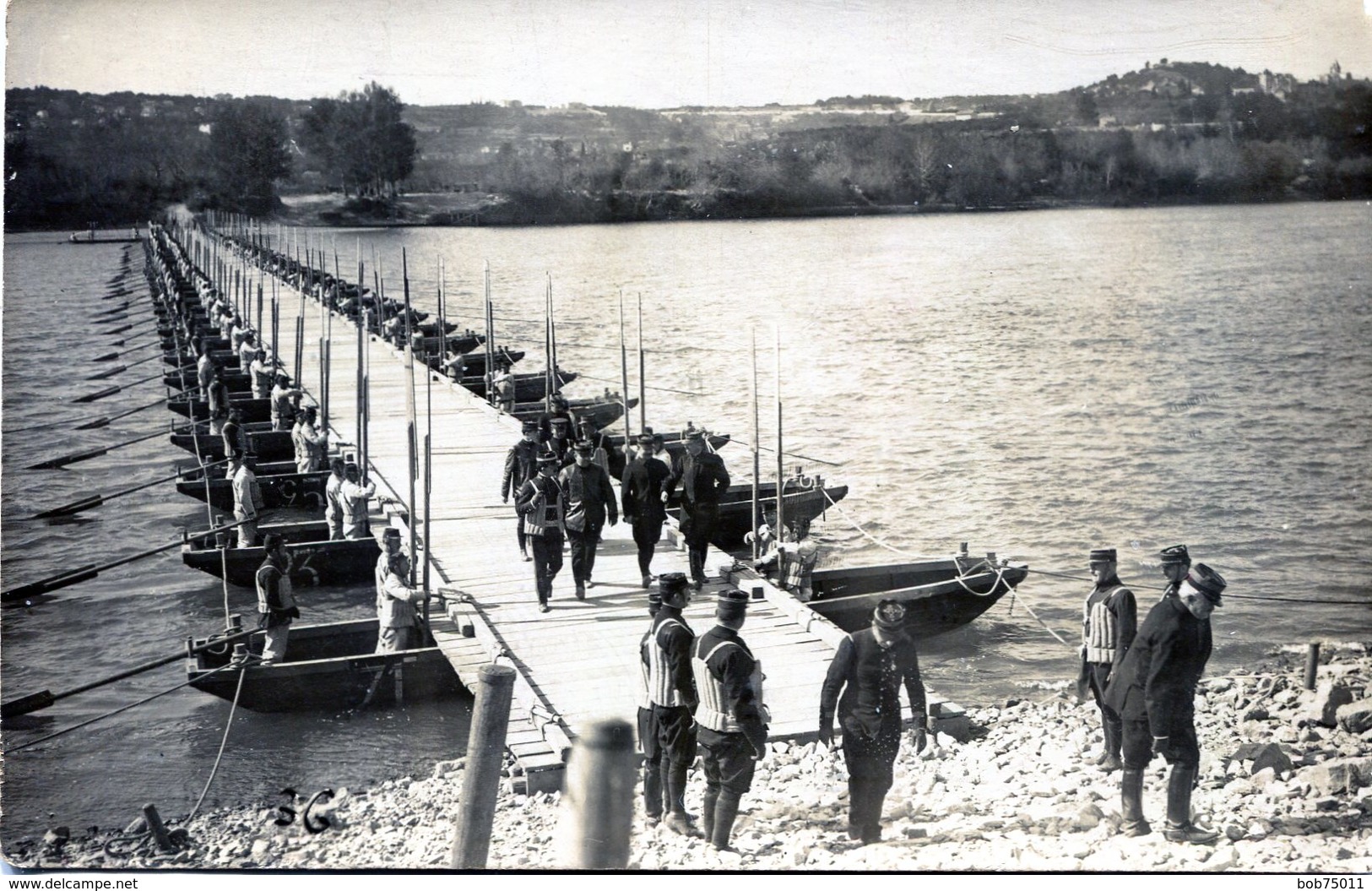 Carte Photo D'une Compagnie De Soldat Francais Du Génie Sur Leurs Pont Avec Des Officier Passant Dessus - War, Military