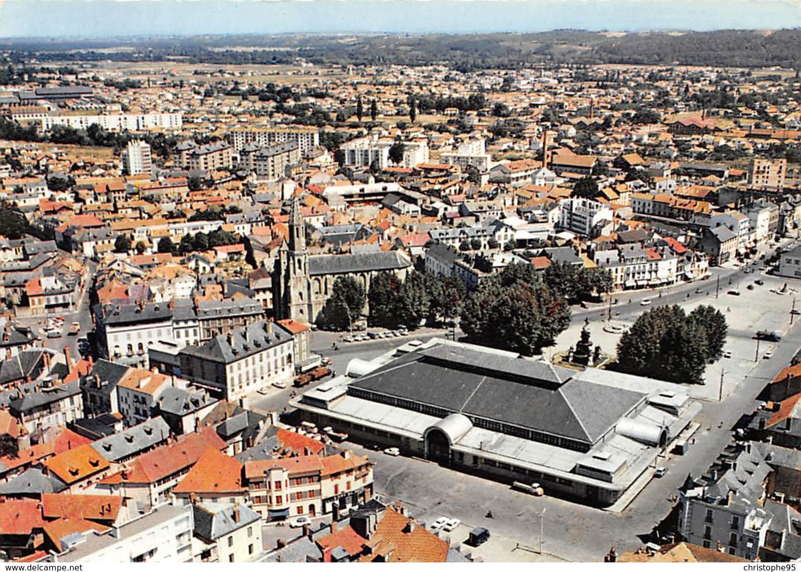 65 .n° 21363 . Tarbes . La Place Et La Halle Marcadieu . Vue Generale Aerienne . Cpsm .10.5 X 15cm . - Tarbes