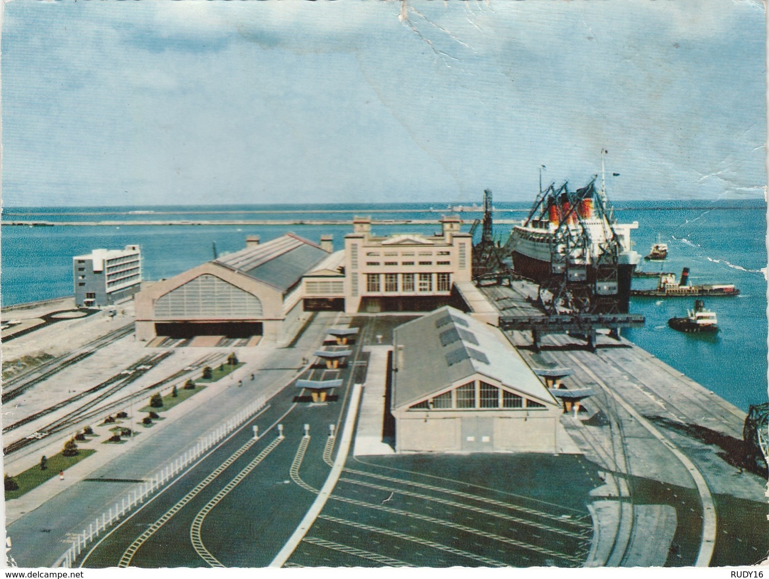 CHERBOURG   -  LE QUEEN MARY à QUAI à LA GARE MARITIME-   Editeur : COMBIER   N° CI 687 - Cherbourg