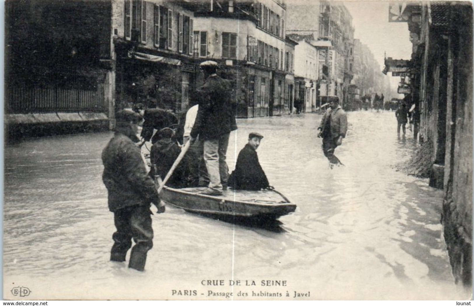 75 PARIS 15ème- Inondations - Passage Des Habitants à Javel (la Ligne Dans Le Milieu Est Un Défaut Scan) * - Arrondissement: 15