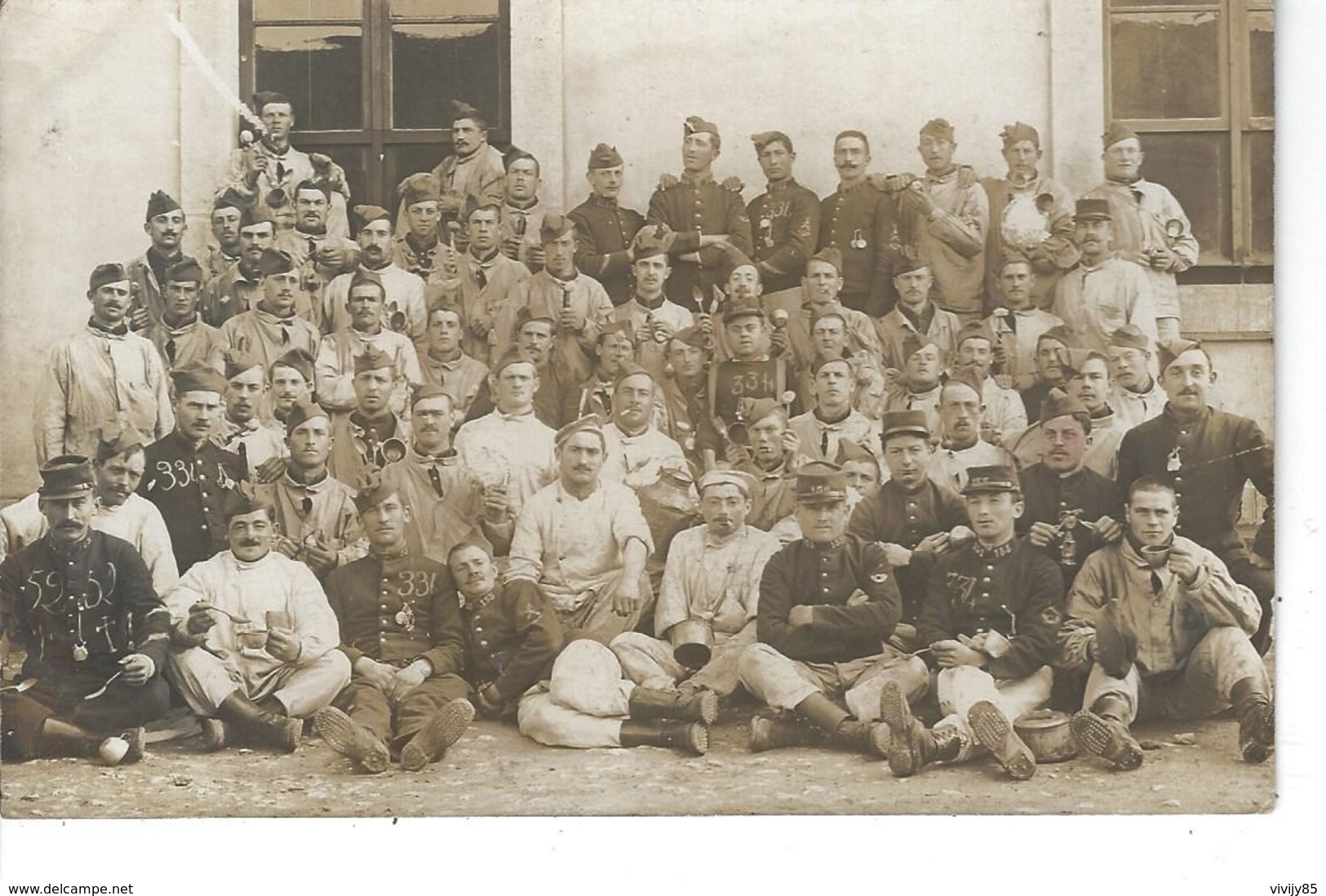 T.B. Carte Photo Animée De Militaires Du 155 ème Régiment D'Infanterie Qui Posent Devant La Caserne ( Gobelet à La Main - Casernes