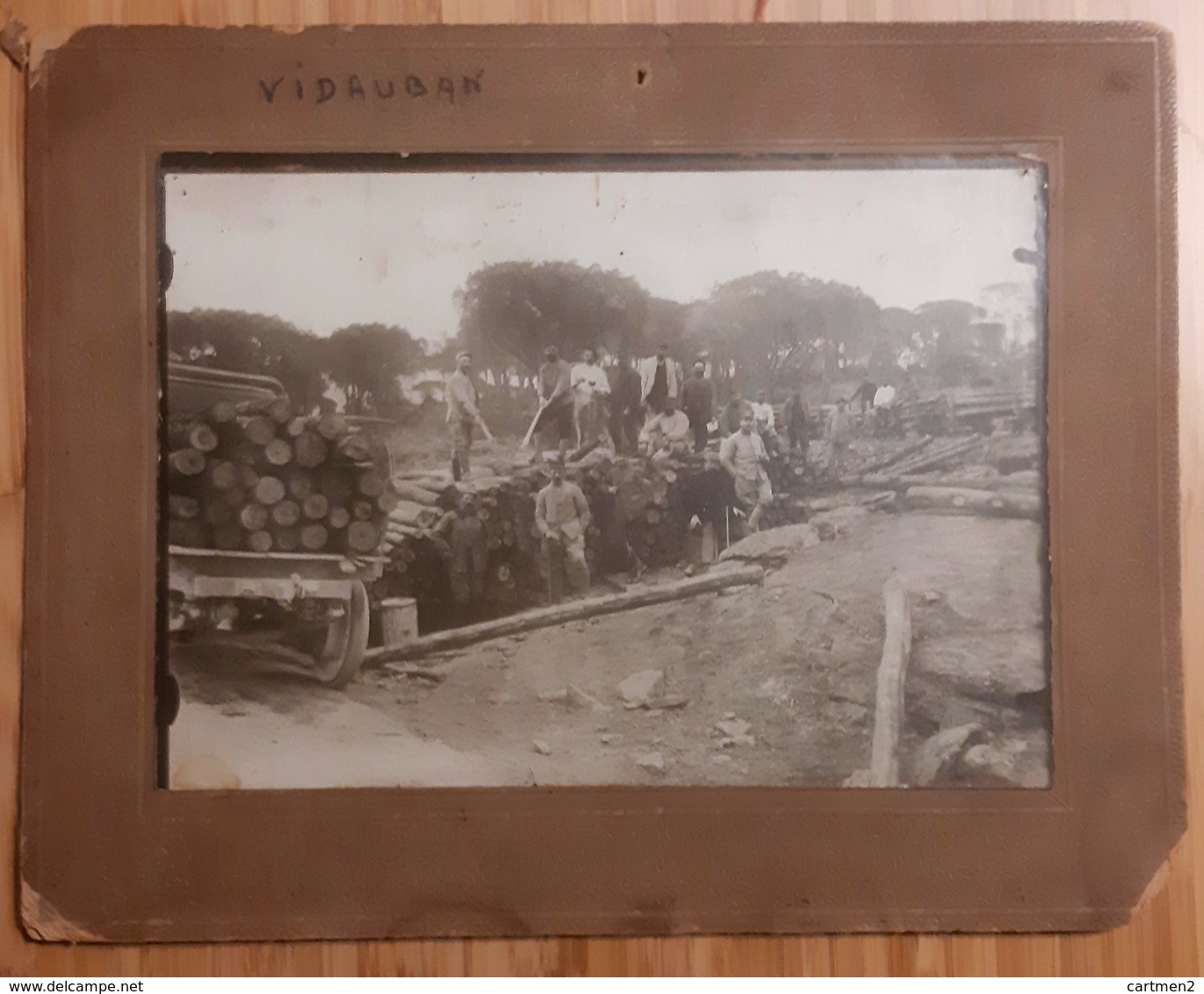 GRANDE PHOTOGRAPHIE CARTONNEE VIDAUBAN SOLDATS MILITAIRES SCIERIE BUCHERON MANOEUVRE CAMION CONSTRUCTION TRAVAUX 83 VAR - Vidauban