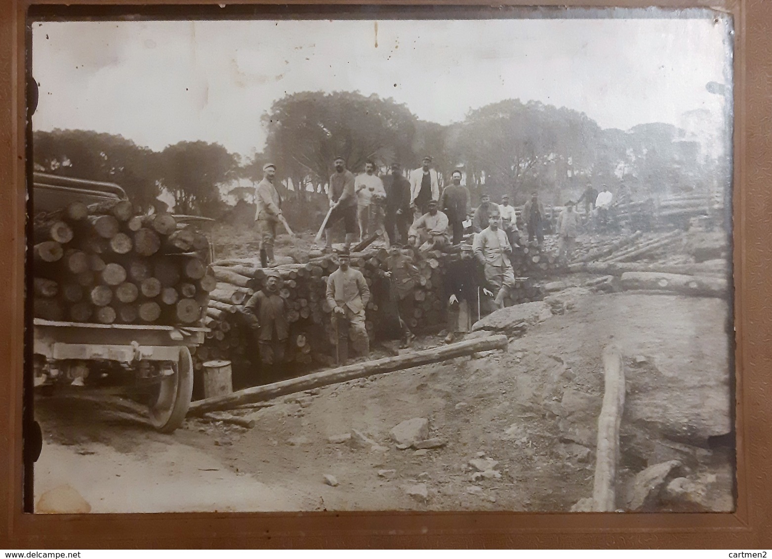 GRANDE PHOTOGRAPHIE CARTONNEE VIDAUBAN SOLDATS MILITAIRES SCIERIE BUCHERON MANOEUVRE CAMION CONSTRUCTION TRAVAUX 83 VAR - Vidauban