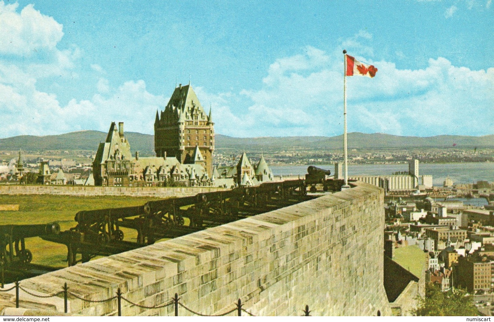 Québec La Citadelle Belle Vue De La Ville Canons Drapeau - Québec - La Citadelle