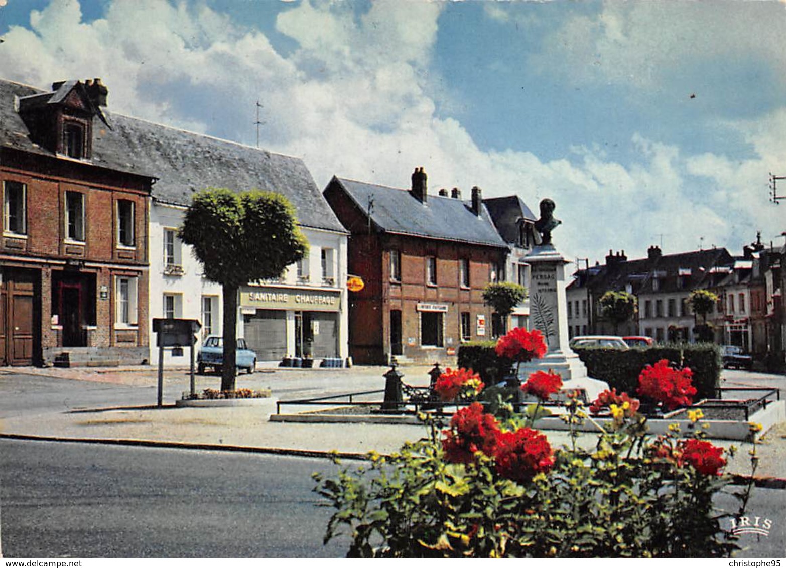 76 .n° 21483 . Buchy . La Place Persac Et Sa Statue .cpsm.10.5 X 15cm . - Buchy