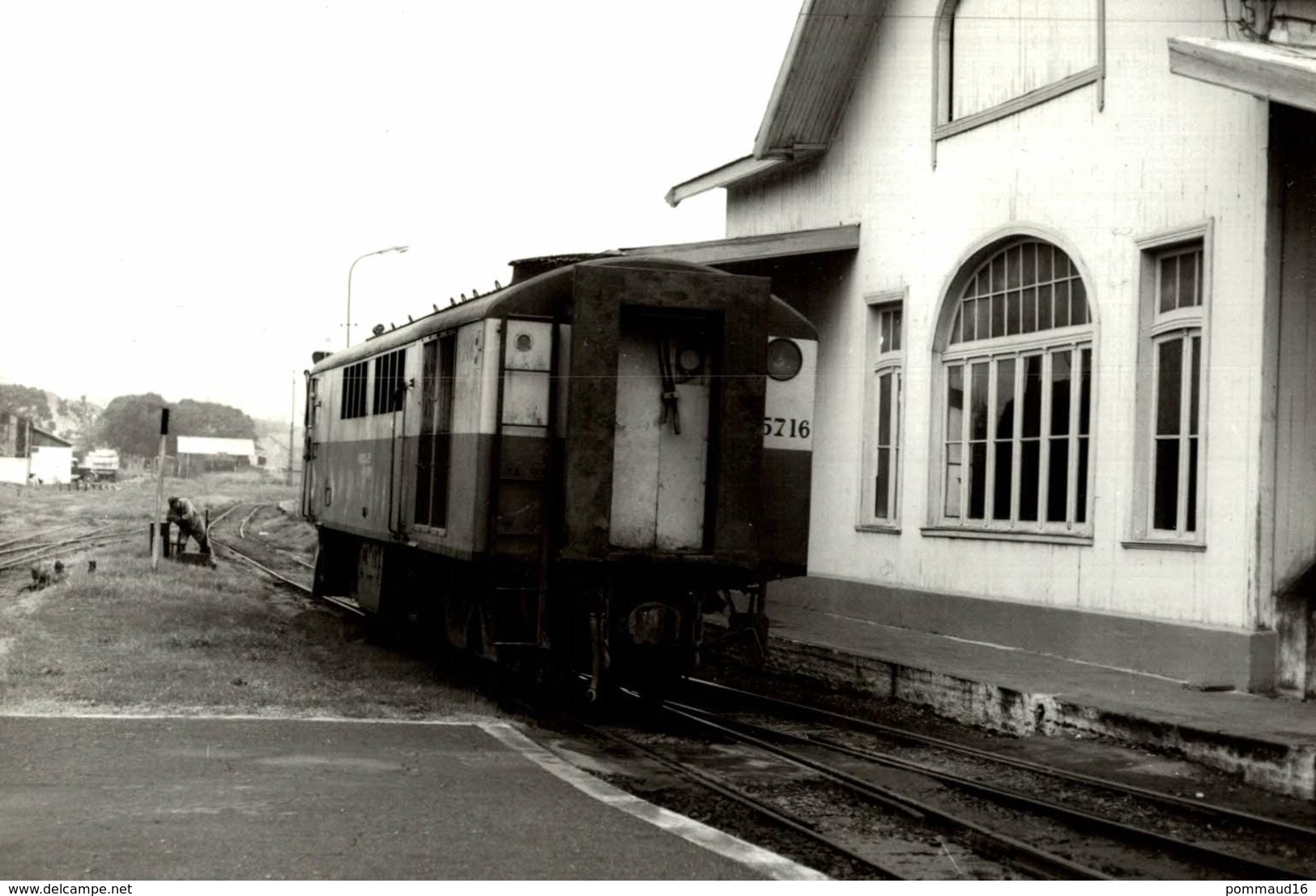 Photographie D'un Wagon En Gare Et D'un Cheminot - Trains