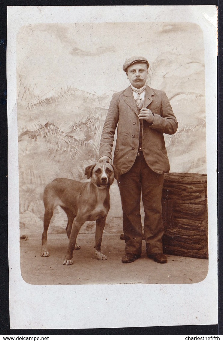 Vers 1906 - CARTE PHOTO CHIEN PITBULL AMERICAIN - AMERICAN PITBULL WITH MASTER - Around 1906 - 2 Scans - Alte (vor 1900)