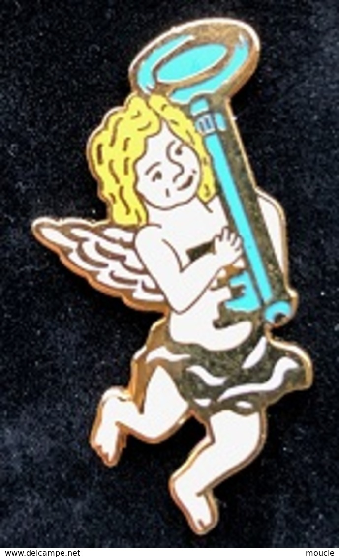 ANGE AVEC UNE CLEF - CLE - CADEAU  - ANGEL - ENGEL - AILE - FLÜGEL - WING - EGF - OM PIN'S - CH -  (23) - Beroemde Personen