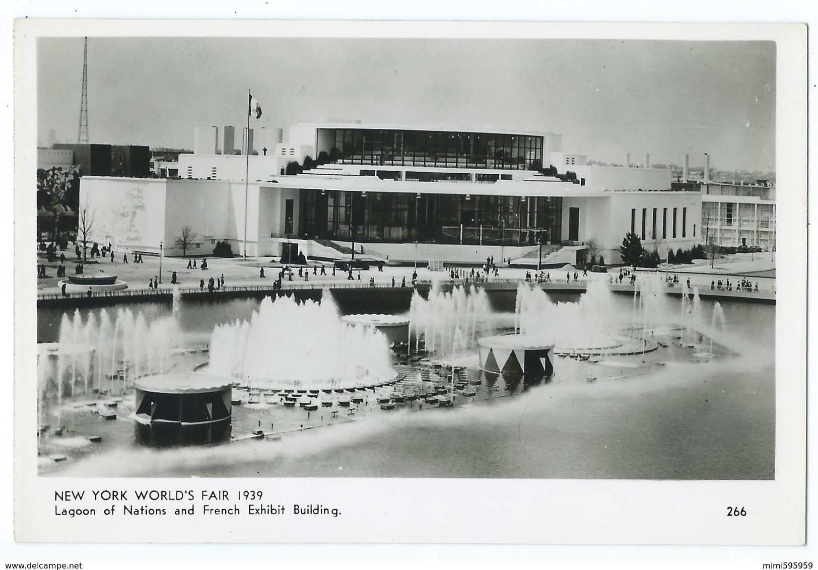 266 - NEW YORK WORLD'S FAIR 1939 (USA) - Lagoon Of Nations And French Exhibit Building - CPA N&B 1939 -Scan Recto-Verso - Expositions