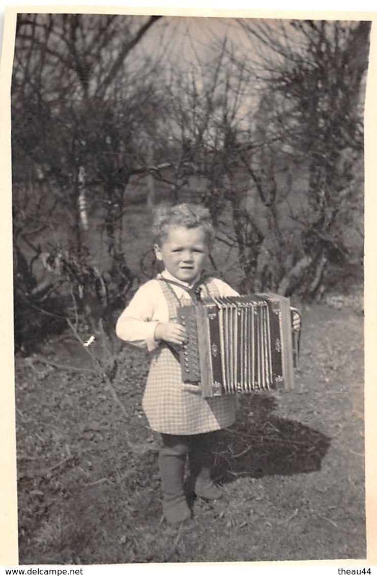 ¤¤  -  Cliché D'un Enfant Jouant De L'Accordéon  -  Accordéonniste  -  Voir Description   -  ¤¤ - Musique Et Musiciens