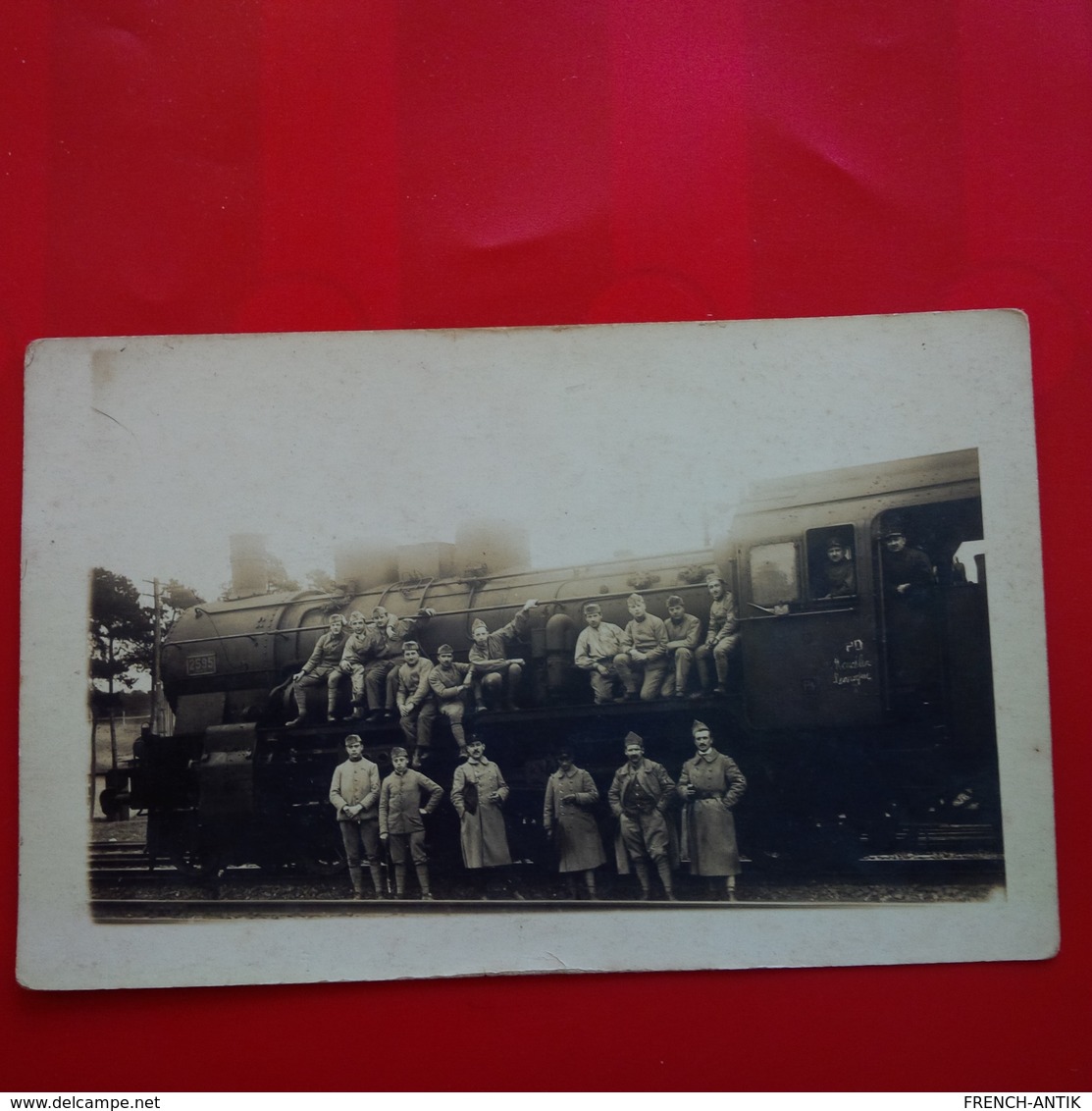 CARTE PHOTO LIEU A IDENTIFIER LOCOMOTIVE ET SOLDATS - Trains