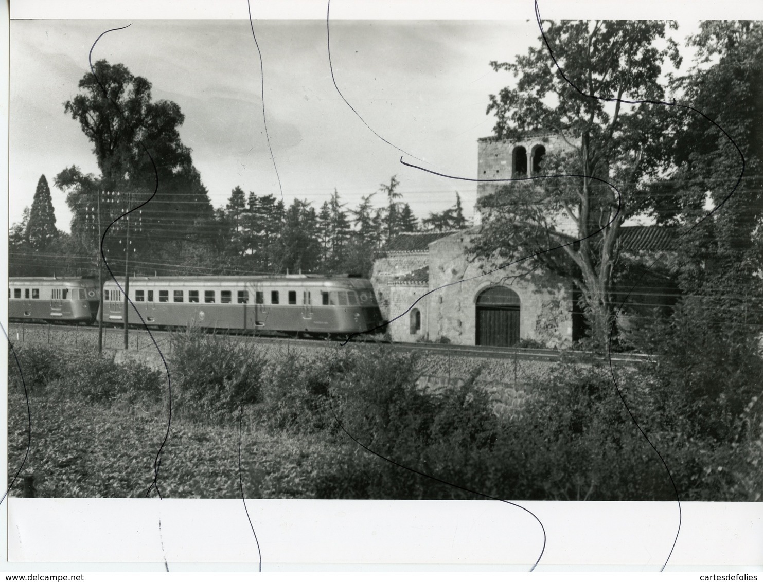 PHOTOGRAPHIE. LOIRE. CHAMBOEUF. Train Autorail Et Abbaye Chapelle  De Jourcey - Lieux