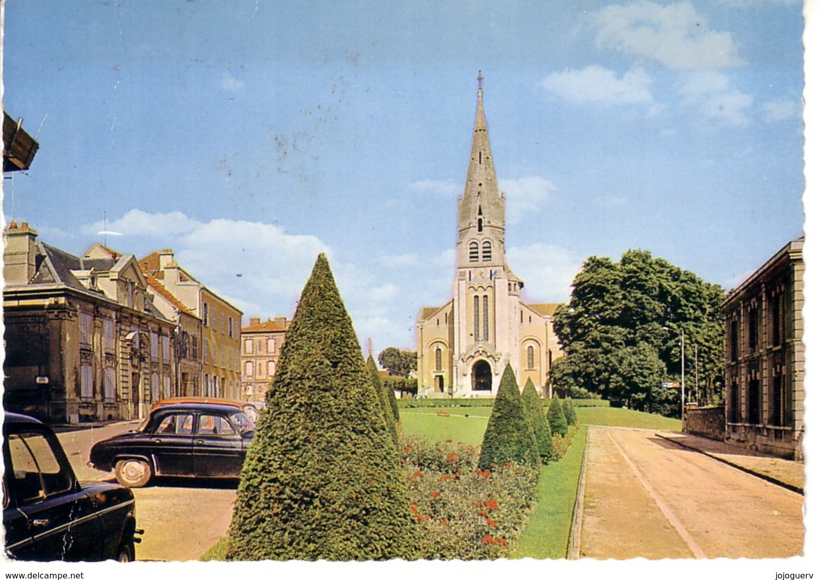 Coulommiers ( Place église , Dauphine Renault 4L - Coulommiers