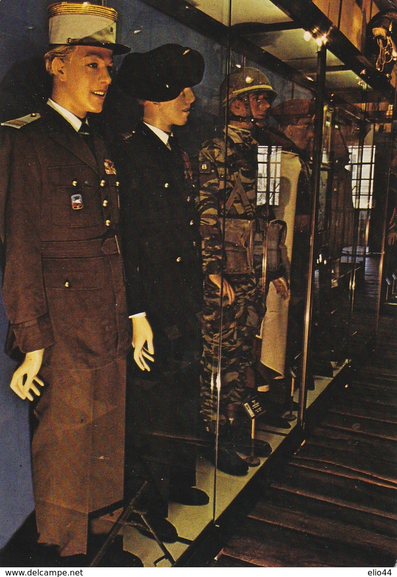 Musei Militari - Francia - Museo De Phalsbourg - Uniformi Ufficiali Francesi  1945 - - Musei