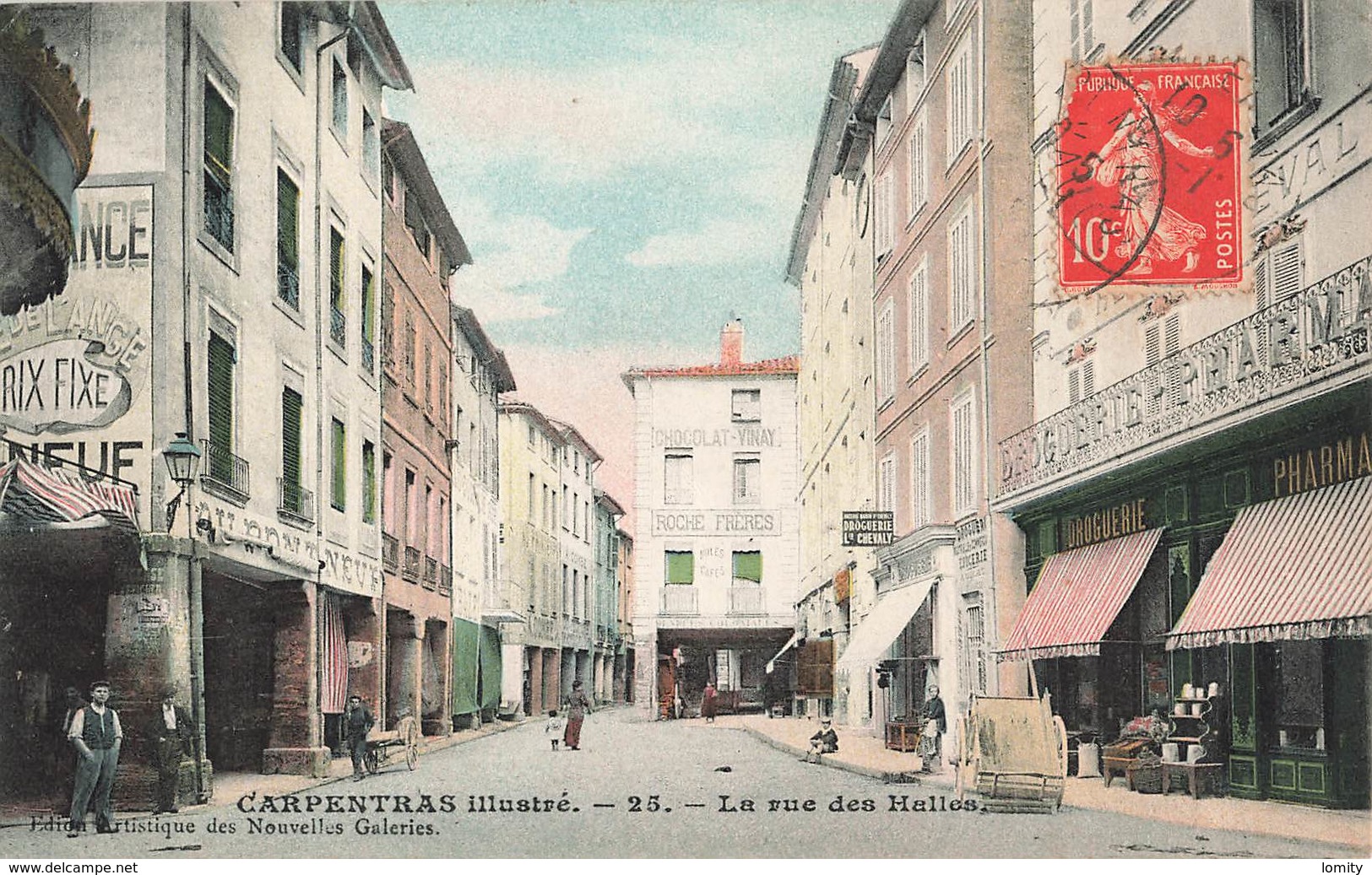 84 Carpentras La Rue Des Halles Cpa Carte Animée Colorisée Boutique Droguerie Pharmacie - Carpentras