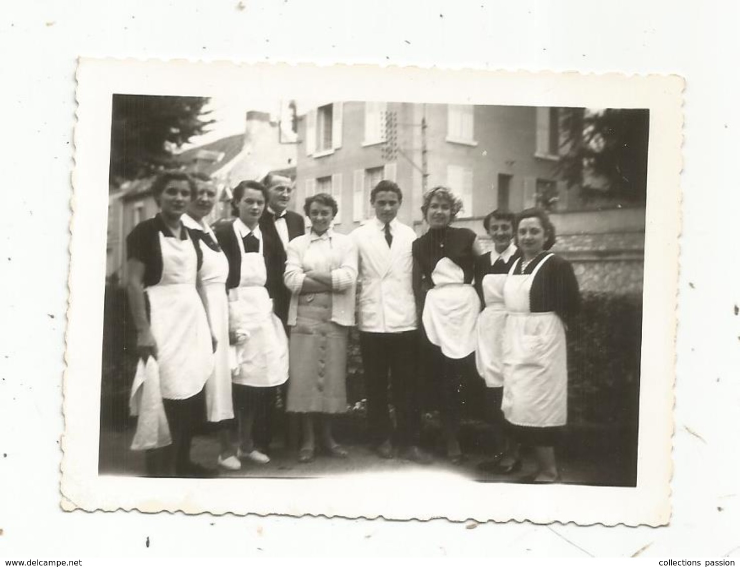 Photographie , Métier , Serveuses ,maitre D'hôtel , Hôtel Du Parc , 86 ,LA ROCHE POSAY ,1955 ,2 Scans , 90 X 70 Mm - Berufe